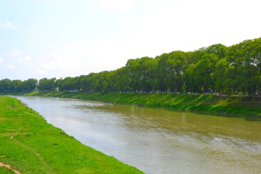 Nehir kıyısındaki yürümek.