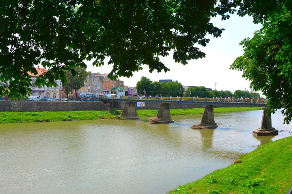 Caminar Por Orilla Del Río — Foto de Stock