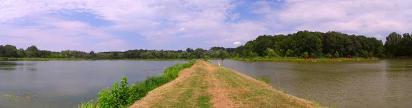 Caminar Por Orilla Del Río —  Fotos de Stock