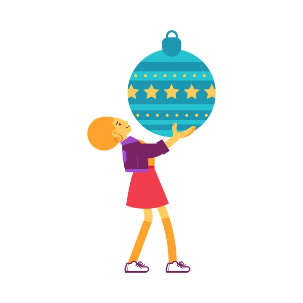 Illustrazione vettoriale di giovane donna sorridente che tiene grande palla dell'albero di Natale . — Vettoriale Stock