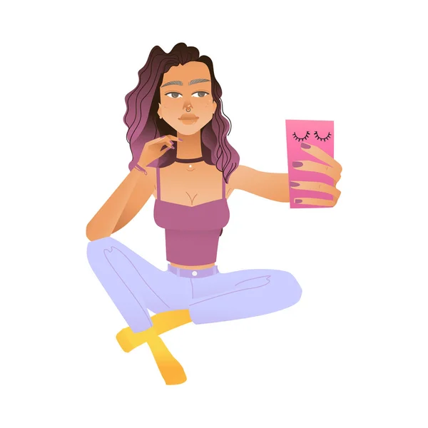 Joven chica alegre hace selfie en el teléfono inteligente rosa con pestañas . — Vector de stock