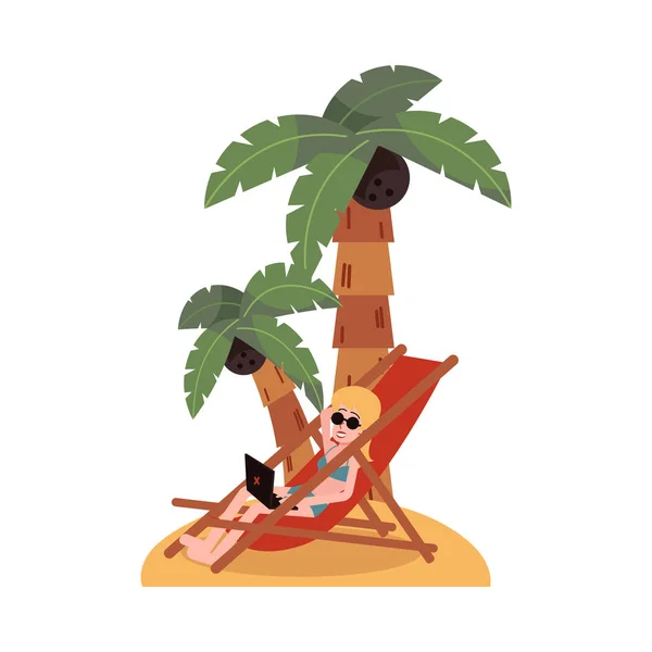 Ilustração vetorial de menina freelancer trabalhando com laptop na praia sentado em cadeira de praia na areia sob as palmas das mãos . — Vetor de Stock