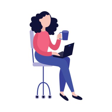 Dizüstü bilgisayar ve sıcak içecek sandalyede oturan bir genç kadın.