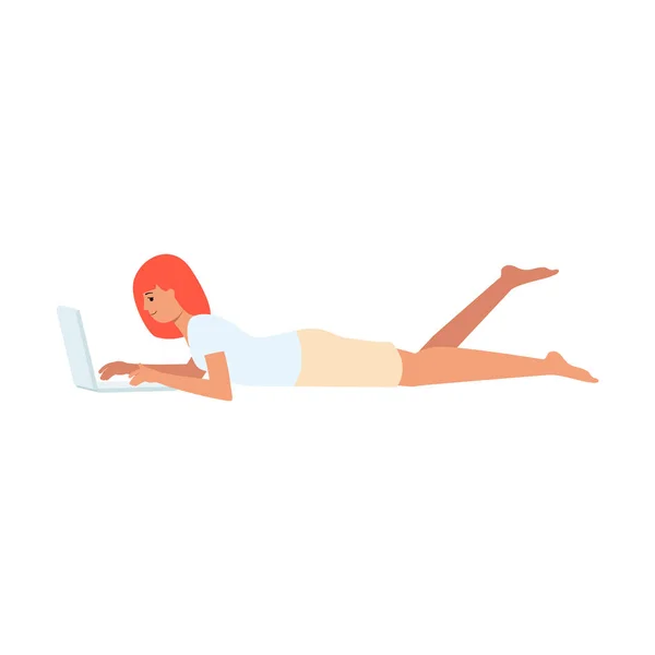 Donna sorridente è sdraiato con computer portatile stile cartone animato — Vettoriale Stock