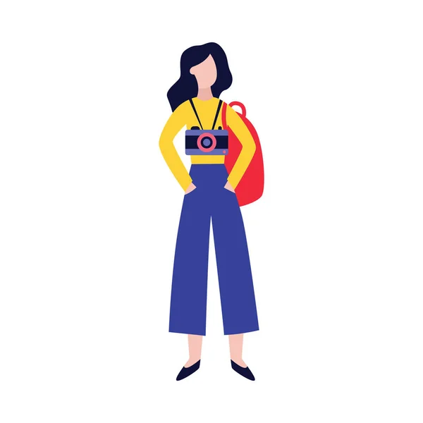 Mujer turista con cámara y mochila plana vector ilustración aislado en blanco . — Vector de stock