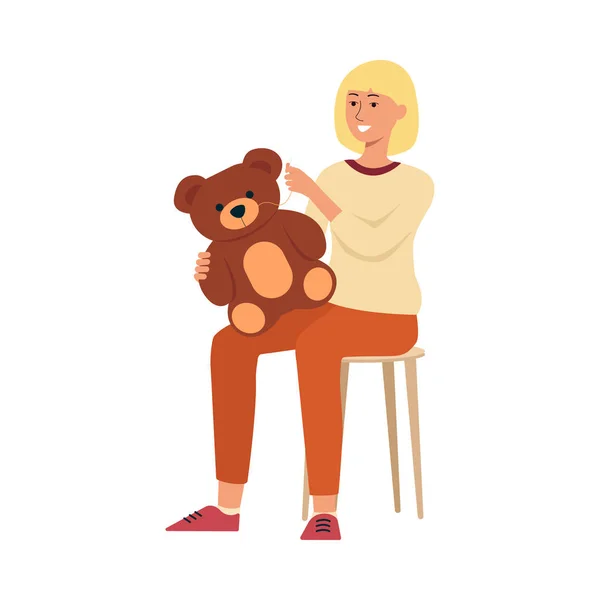 Mujer sentada en la silla y cosiendo niños juguete estilo de dibujos animados — Archivo Imágenes Vectoriales