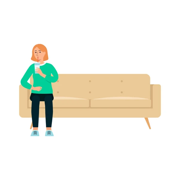 Mulher solteira com bebida sentada no sofá estilo cartoon — Vetor de Stock