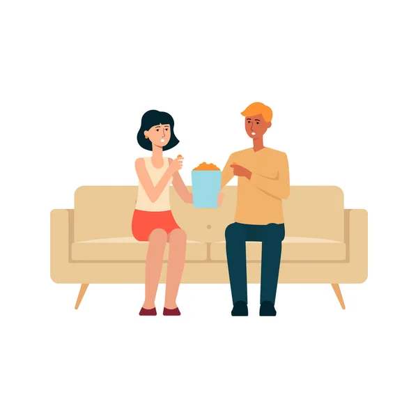 Coppia seduta sul divano e mangiare popcorn stile cartone animato — Vettoriale Stock