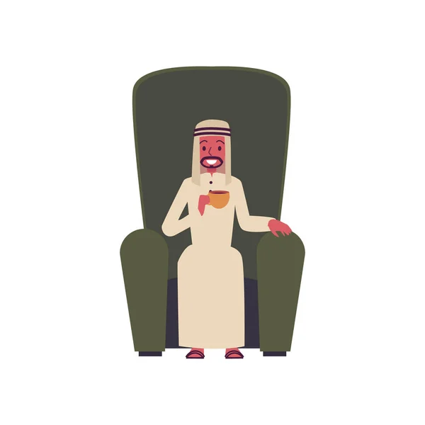 Homem de negócios árabe personagem de desenho animado sorrindo e sentado em alta cadeira beber chá —  Vetores de Stock