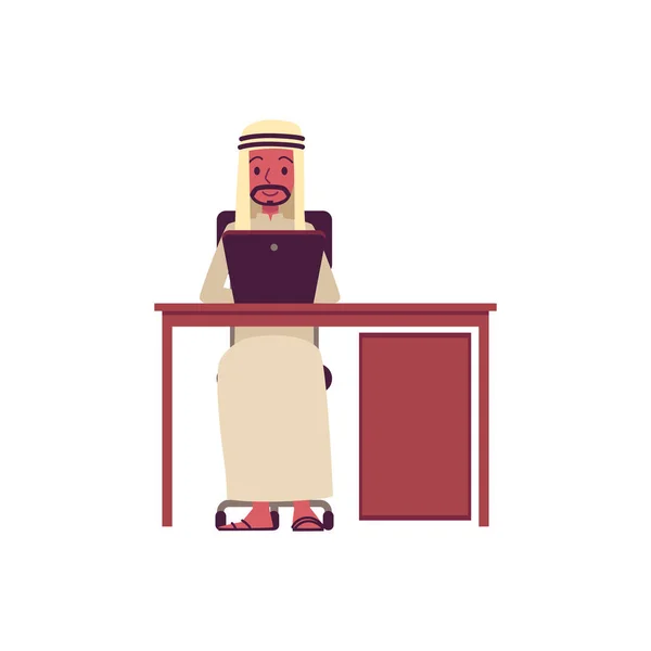 Hombre de negocios árabe sentado detrás del escritorio trabajando en el ordenador portátil, personaje de dibujos animados masculinos felices en la ropa tradicional árabe thobe escribiendo en el ordenador — Vector de stock