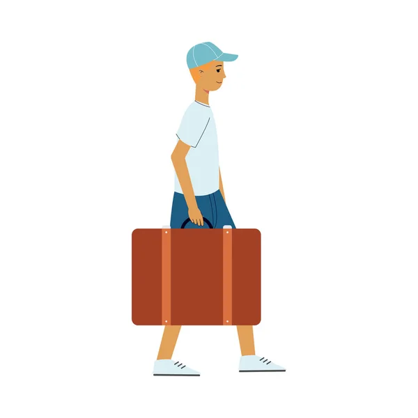 티셔츠와 반바지모자를 쓴 빨간 머리 의 관광객은 공항에서 여행 가방을 운반합니다.. — 스톡 벡터