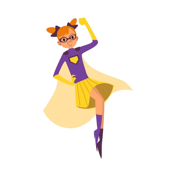 Gadis pahlawan super dengan kostum ungu dan jubah kuning terbang dengan pose kekuatan super hero . - Stok Vektor