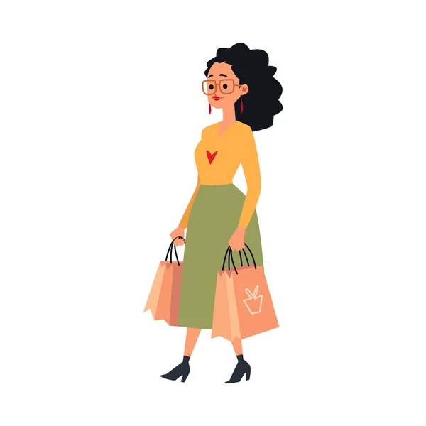Joven mujer caucásica o chica morena en falda sostiene y lleva bolsas de papel con compras . — Vector de stock
