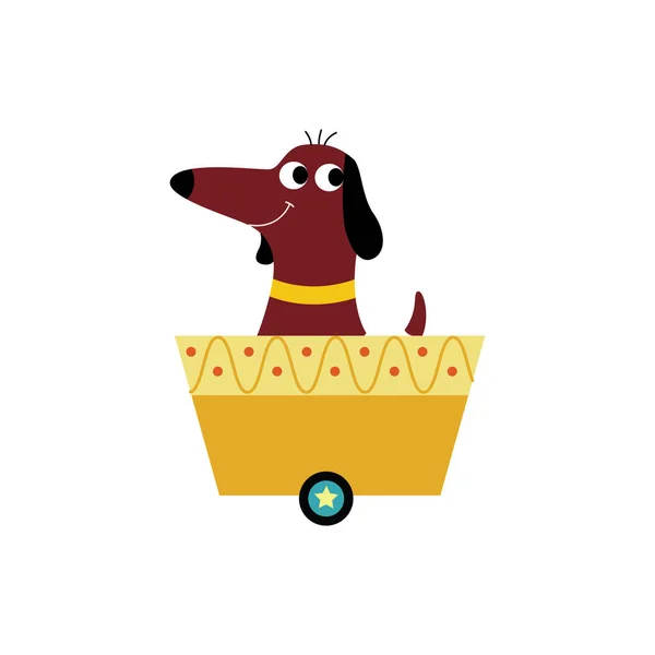 Cão bonito do beagle dos desenhos animados sentado no carrinho de trem amarelo e sorrindo — Vetor de Stock
