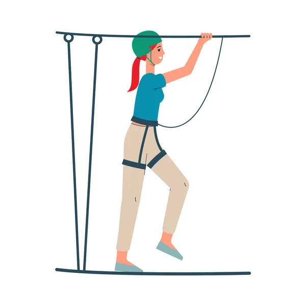 Mujer de dibujos animados en el parque de cuerdas caminando en cuerda con equipo de seguridad — Vector de stock
