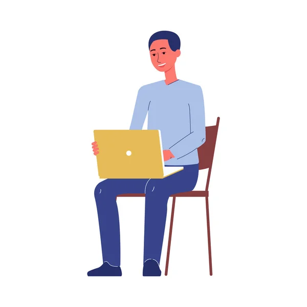 Homem personagem sentado na cadeira com laptop, ilustração vetorial plana isolado . — Vetor de Stock