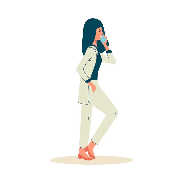 Mujer de negocios camina y habla personaje de teléfono, ilustración de vector plano aislado. — Archivo Imágenes Vectoriales