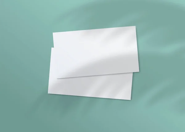 Folleto de papel en blanco maqueta con sombra de palmera sobre fondo verde azulado — Vector de stock