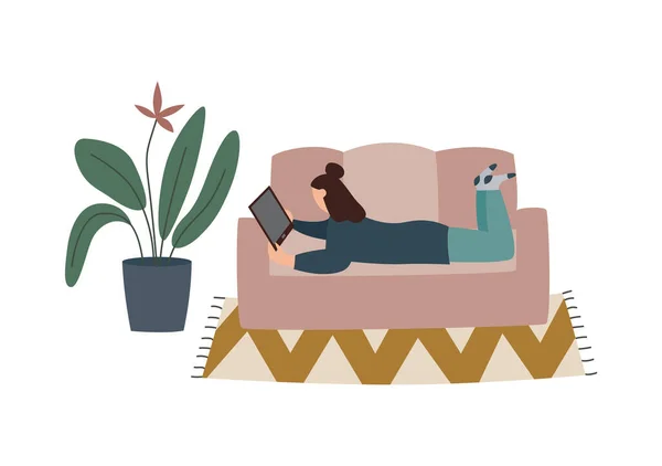 Illustration d'une fille allongée avec une tablette sur le canapé. — Image vectorielle