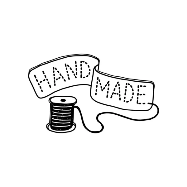 Desenho de etiqueta artesanal com carretel de linha costurando as palavras Feito à mão —  Vetores de Stock