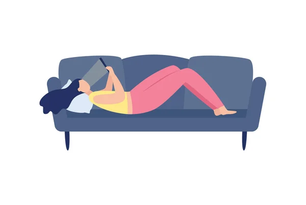 Frau auf Couch liegend mit Handy in der Hand, flache Vektordarstellung isoliert. — Stockvektor
