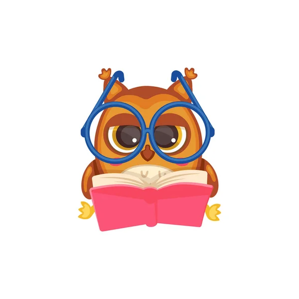 Słodka sowa czytająca książkę. Mądry inteligentny ptak kreskówki w dużych okularach — Wektor stockowy