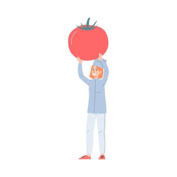 Женщина-повар мультфильма держит большой красный помидор - векторная иллюстрация — стоковый вектор