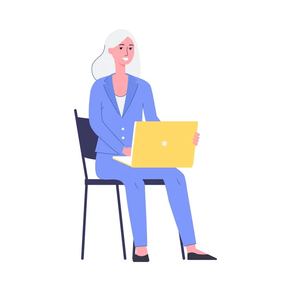 Mujer gerente o analista de negocios con ilustración de vector plano portátil aislado. — Archivo Imágenes Vectoriales