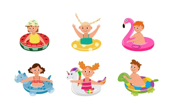 Set van kinderen zwemmen met rubberen ring, platte cartoon vector illustratie geïsoleerd — Stockvector