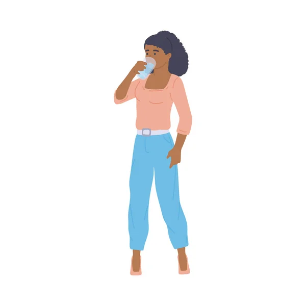 Mujer o niña afroamericana bebiendo agua, ilustración vectorial plana aislada. — Vector de stock