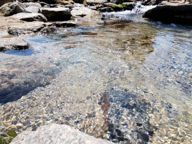 Açık şeffaf Lagoon Odessa içinde taş olan