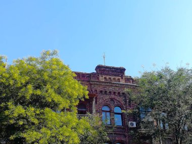 Odessa, Ukrayna arka planda kullanılabilir ağaçlar ile eski tuğla bina