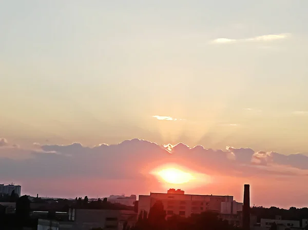 Bellissimo Tramonto Con Nuvole Lucenti Che Possono Vedere Dalla Finestra — Foto Stock