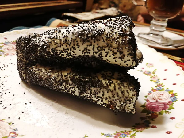 arka plan olarak kullanılan ekşi krema ile haşhaş tohum pasta