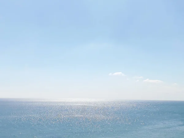 Mar Negro Brillante Bajo Fondo Cielo Azul — Foto de Stock