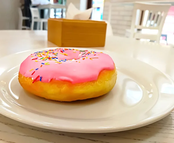 Фон Американского Пончика Клубничным Кремом Внутри Снаружи Разноцветным Порошком Белой — стоковое фото