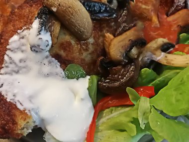 mantar, biber ve marul beyaz sos arka plan ile tavuk