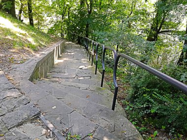 Przemysl içinde eskrim ve bitki örtüsü ile uzun merdiven aşağı aşağı