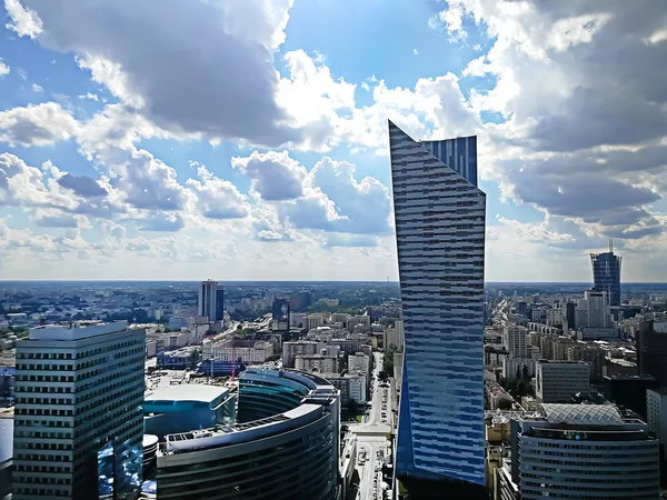Piękną Panoramę Miasta Wysokich Budynków Pod Zachmurzonym Niebie Który Jest — Zdjęcie stockowe