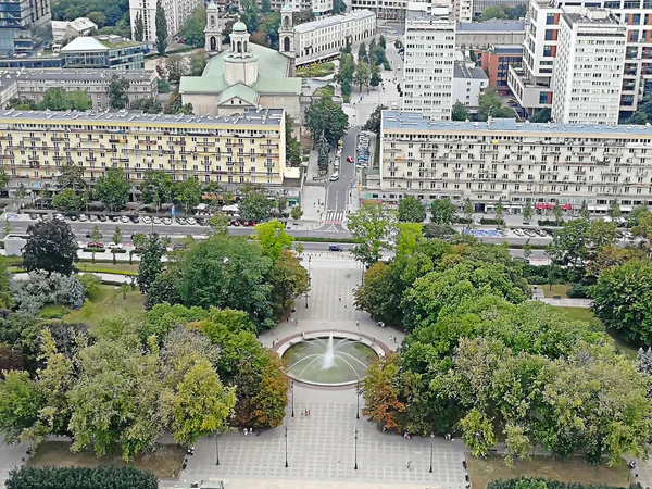 喷泉在文化和科学宫殿前面 从华沙第三十楼观看 — 图库照片