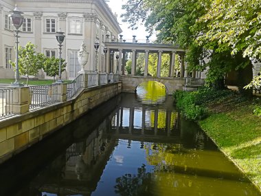 Banyo ve Varşova, Polonya'nın parkta gölet geçiş için köprü