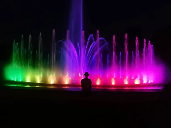 Güzel Renkli Çeşme Arka Plan Önünde Insan Silueti — Stok fotoğraf
