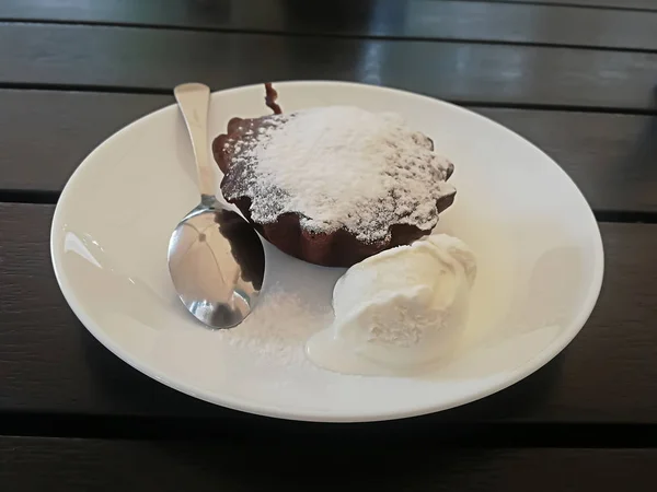 Fondant Chocolat Avec Crème Glacée Sur Une Assiette Blanche Sur — Photo