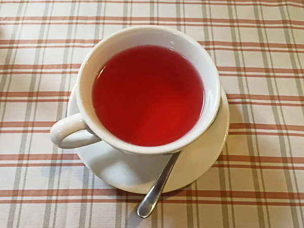Τσάι Φρούτων Ένα Λευκό Φλιτζάνι Ένα Τραπέζι Καλυμμένο Ένα Υπόβαθρο — Φωτογραφία Αρχείου