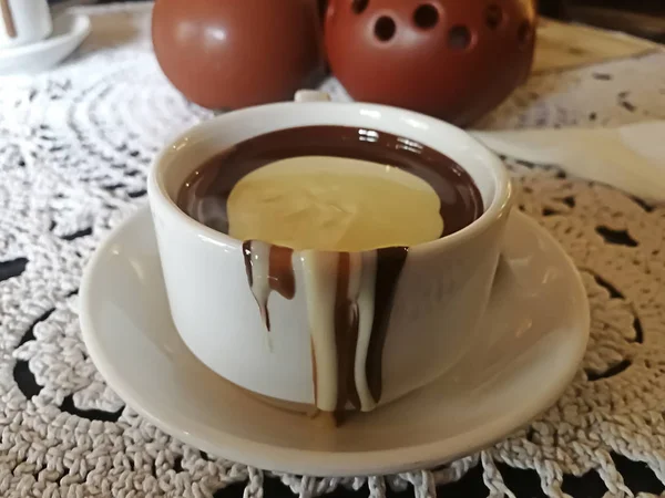 Taza Fondo Mezclado Blanco Negro Chocolate Con Leche — Foto de Stock