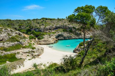 Cala Marmols veya Cal des Mrmols (