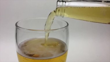 Light bira bira şişesinden dökme