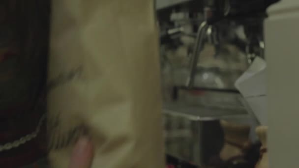 咖啡豆倒出来准备泡一壶咖啡 — 图库视频影像
