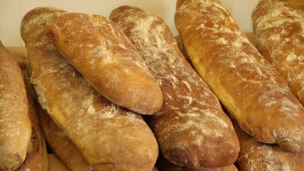 Ρουστίκ Ψωμιά Που Στοιβάζονται Ένα Αρτοποιείο — Αρχείο Βίντεο