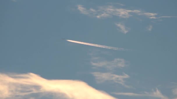 Avião Atravessa Tela Com Algumas Nuvens Bonitas — Vídeo de Stock